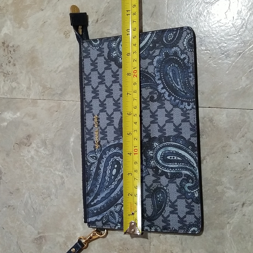 Michael kors wristlet. - Picture 7 of 8